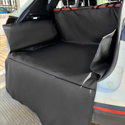 Wytrzymała, wodoodporna mata 600D Oxford do bagażnika SUV. Chroni auto, idealna do przewozu psa w podróży.